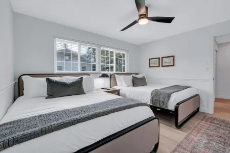 Luxury Pool & Spa Home near Beachs and Downtown. Enjoy fruit trees on property.