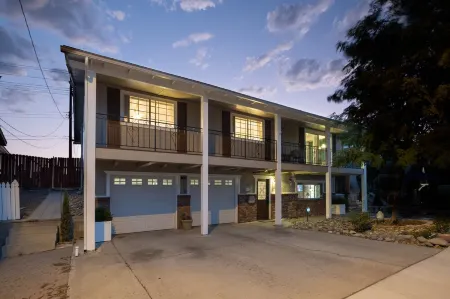 Mtn+City Views 4Br Firepit FamilyRetreat Nearunr Отели рядом с достопримечательностью «Парк Ранчо Сан Рафаел Офф-Лиш Дог»