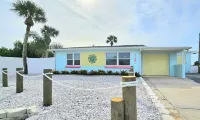 Beautiful, Cozy, Beach Bungalow Steps from the Ocean!