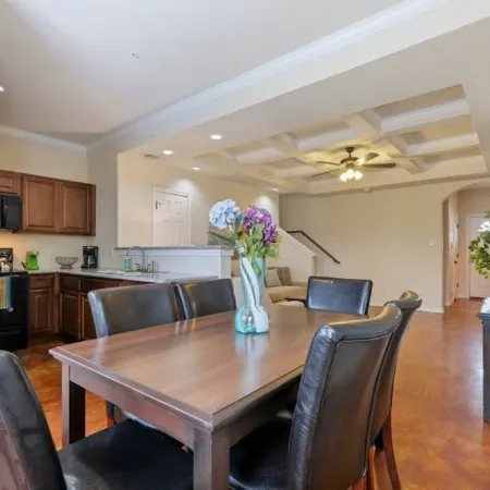 20% OFF Updated 3BR 2.5BTH Townhome - Pet-friendly - Fast WiFi-Driveaway Parking