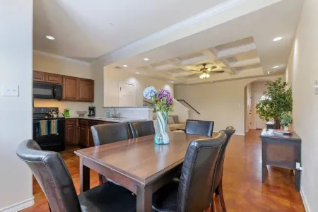 20% OFF Updated 3BR 2.5BTH Townhome - Pet-friendly - Fast WiFi-Driveaway Parking