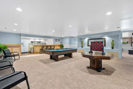 Wenatchee Mansion. 6500 sqft, pool, hot tub, 7 BR, theater, billiards and more!