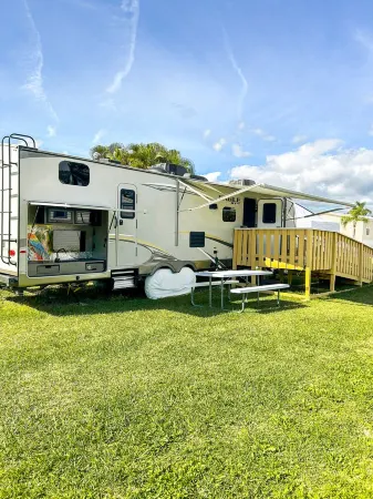 Coastal Rv Getaway-Pet Friendly- Beaches and Islands 2-10 minutes away!