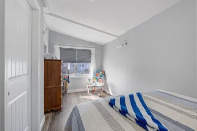 Steps from Hampton Beach and all entertainment! 2 bedrooms, pet friendly! Hotels near Hampton Beach