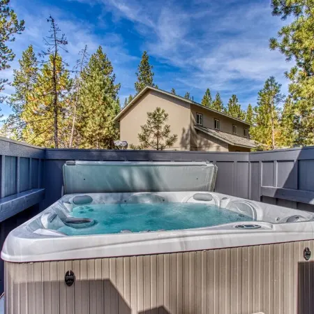 Luxury Sunriver Lodge, 3 King Suites, SHARC Passes, Hot Tub, EV, Sleeps 16!