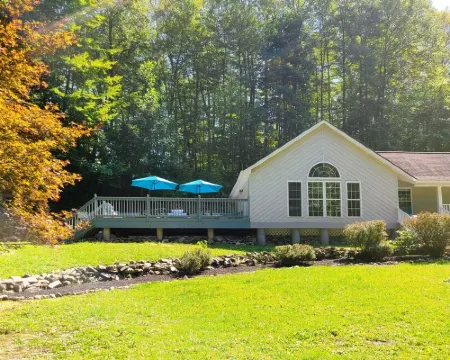 Mountain Ridge Retreat - Private & Peaceful Getaway. Family & Pet Friendly Hotels in Esopus