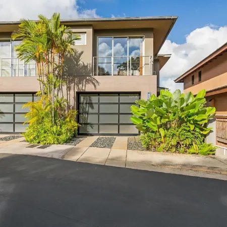 Modern Oceanfront Resort Living. Luxury Oceanfront Bedroom Suites. Sleeps 10!