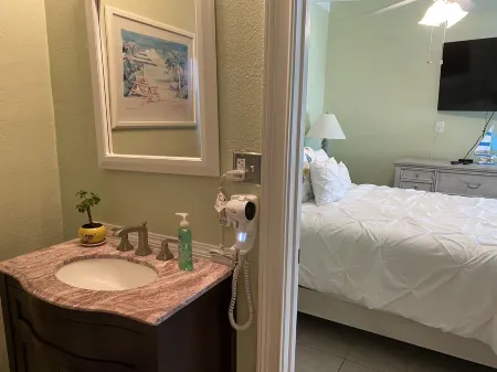 CLEAR water views @Tiki haven! Quick ocean access, Pool, HotTub, FUN! FREE ICE! Отели в г. Key Colony Beach