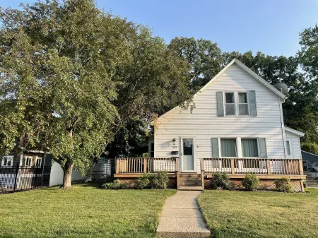 LOCATION LOCATION LOCATION! Short walk to beach, park, shops, restaurants & bars Отели в г. Клир Лейк