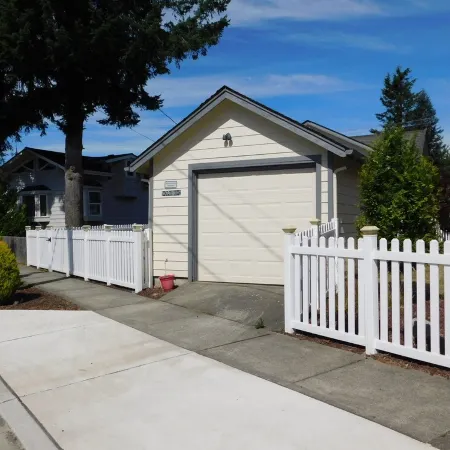Downtown Snoqualmie Home - Hot Tub, Fully Fenced Yard - Pet Friendly!