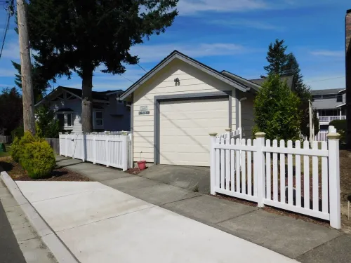Downtown Snoqualmie Home - Hot Tub, Fully Fenced Yard - Pet Friendly! - Wi-Fi