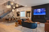 Prime Location Downtown • Walk to Lake • Beach Gear • Hot Tub • Family-Friendly - 4-Star