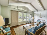 Cozy Vacation Home w/Sun Room in Bethany West