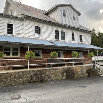 Cozy Log Cabin Near the Parkway
