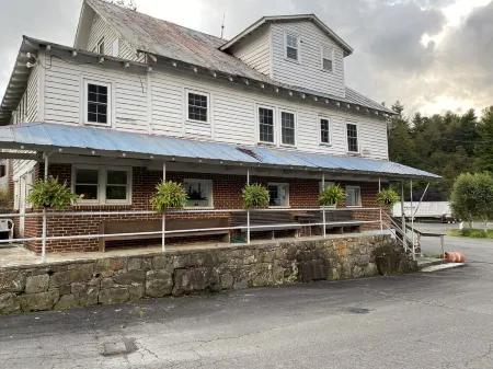 Cozy Log Cabin Near the Parkway