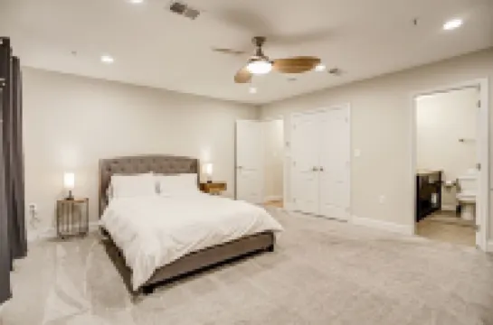 Spacious, Modern Luxury 2 bed, 2 bath w/ Spectacular Rooftop!