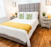 Renovated 1940's era cottage - 2 Blocks from downtown Bellville! Hotels in Austin County