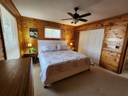 Lakefront Northwoods Retreat for Swimming, Fishing & Relaxing at The Bird House!