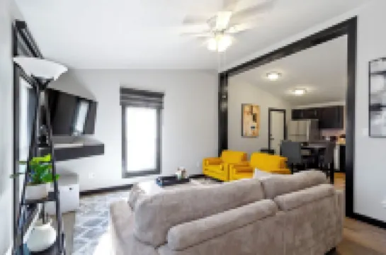 Perfect Large Group Getaway Near Grand Park, Ruoff Music Center