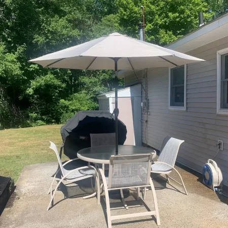 Guilford home -self check in, off-street parking