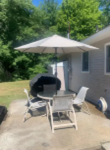 Guilford home -self check in, off-street parking