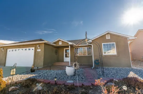 Beautiful Warm and Spacious Home, 3bed/2 full bath