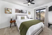 Stylish Townhome on Golf Course Red Rock View