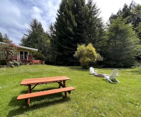 Private mid-century modern hideaway in forest near the river and sea. Отели в г. Бертш-Ошенвью