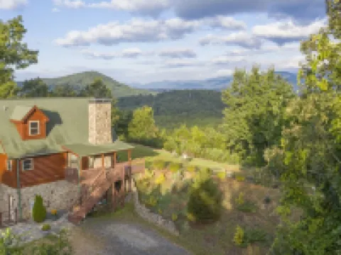 Private Cabin, Mountain View, Fireplace, Jetted Tub, Game Room, EV Charger โรงแรมในMcDowell County