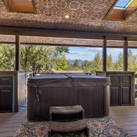 Hot tub, Mnt. Views, A/C, Downtown - Eco Chalet!