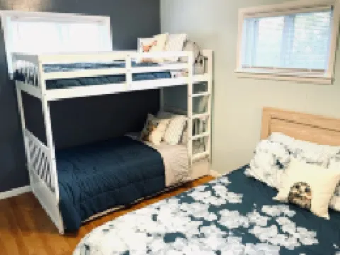 Relax at Redberry House—just blocks from downtown and Lake MI beaches Hotels in Manistee