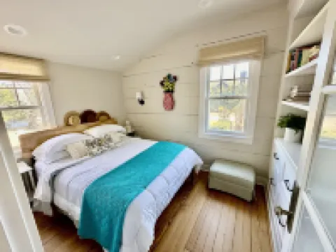 The perfect location! The Postcard Cottage in the heart of downtown Douglas. Hotels in Douglas