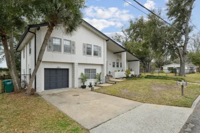 Venetian Garden Retreat with Arcade Games & Hot Tub Hotels near Airport Plaza