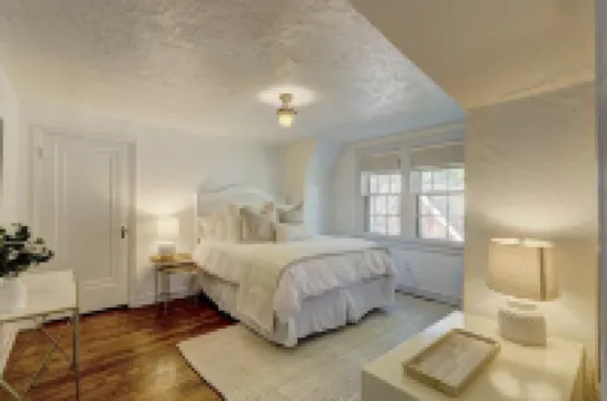 Large luxury Home - Walk to Campus/Stadium in the Heart of Norman