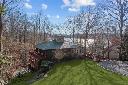 Inside 2000 Acre Lake Norman State Park; Kayaks, Canoes, Theater, Pool Table Отели в г. Фолстаун