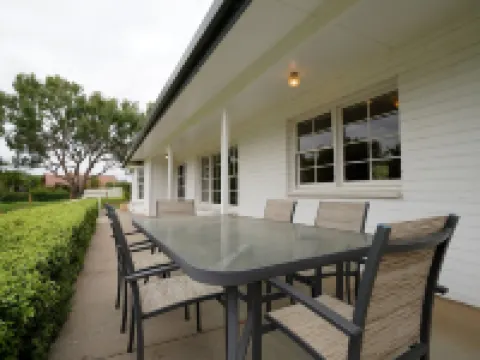 Gorgeous two bedroom home with lake views! Hotels in Hamilton
