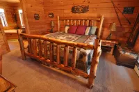Wilderness Retreat Cabin- Lg Game Room, Private Hot Tub; 1 Mile to Thunder Ridge
