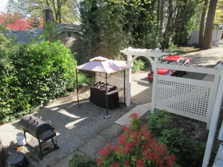 1-Bedroom Lakefront Vacation Unit Just 13 Minutes from Tacoma Dome