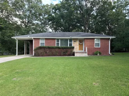 Comfy & Cozy Home in Weaver!