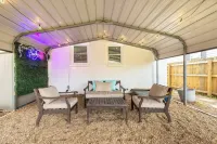 Cottage 2 mi to Broadway: King Bed, Fenced Yard