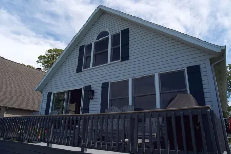 Southshore Lakehouse on Gun Lake -Like New Home on Goldcoast of Gun Lake