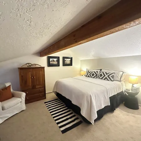 2 Bed Remodeled Deluxe Mtn. Loft Minutes from Skiing JHMR
