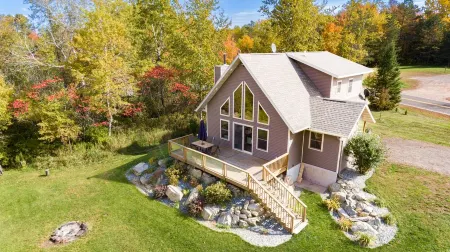 Wisconsin River Retreat, south of Tomahawk, 35 min to Granite Peak, King Bed! Отели в г. Lincoln County