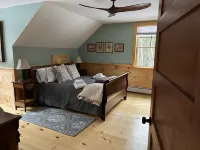 Cozy cabin nestled in the woods, 5 minutes to Sunapee Mountain & lake!