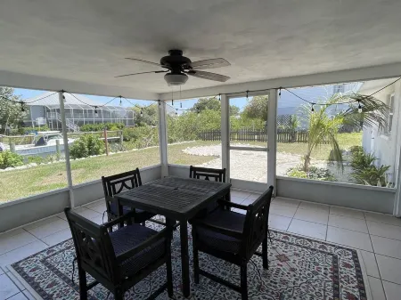 Channel Cat! One mile to the beach! Waterfront + pet friendly home near Venice.