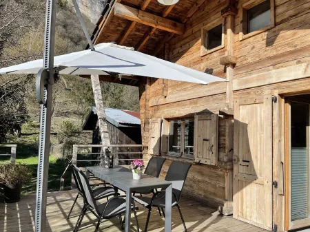 Chalet near hiking trails and Lake Annecy greenway Отели в г. Фаверж
