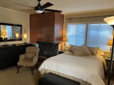 Charming Studio w/ Fireplace & Kitchen — Steps to Sand Hotel in zona Manhattan Village