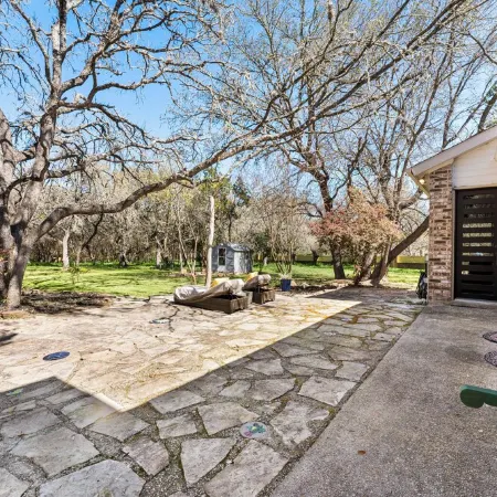 Luxury retreat in prime location close to entertainment, restaurants & shopping
