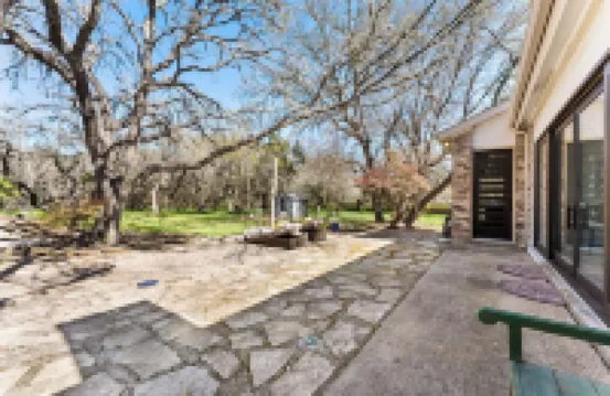Luxury retreat in prime location close to entertainment, restaurants & shopping
