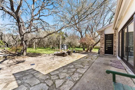 Luxury retreat in prime location close to entertainment, restaurants & shopping